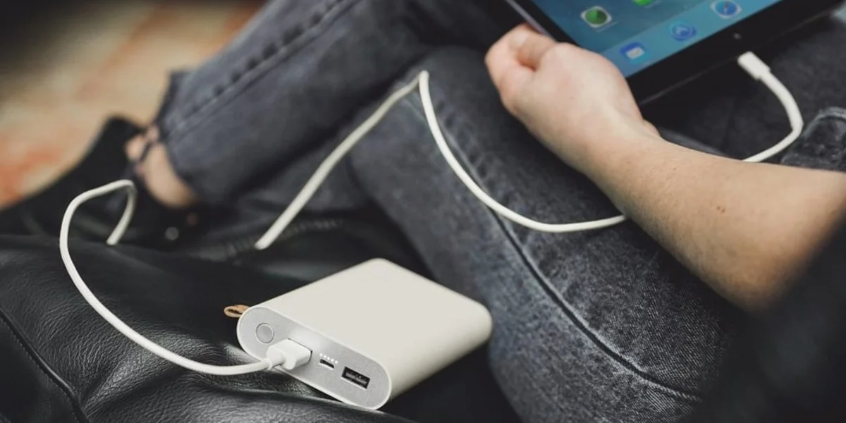 Co jest lepsze: powerbank czy etui na baterie?