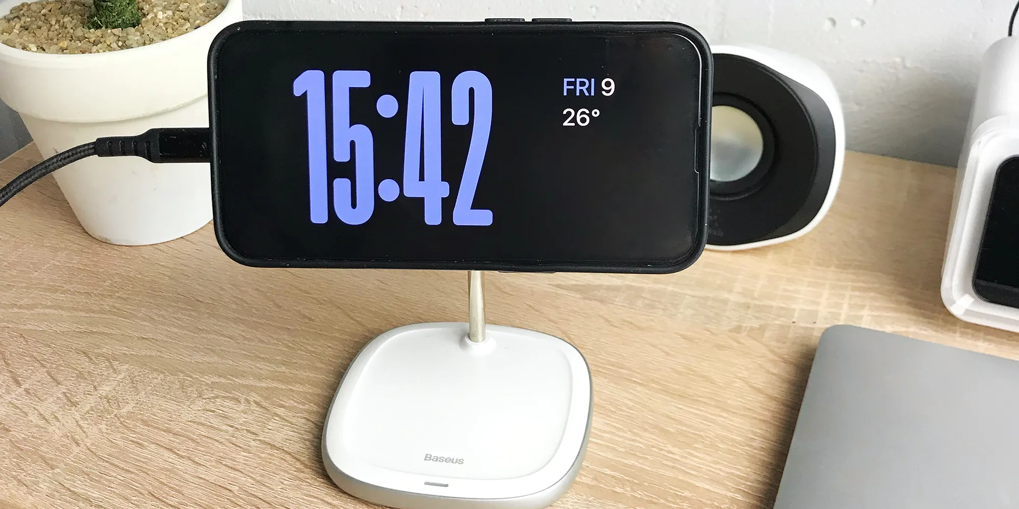 Funkcje iOS 17: Co to jest StandBy na iPhone i jak z niego korzystać?