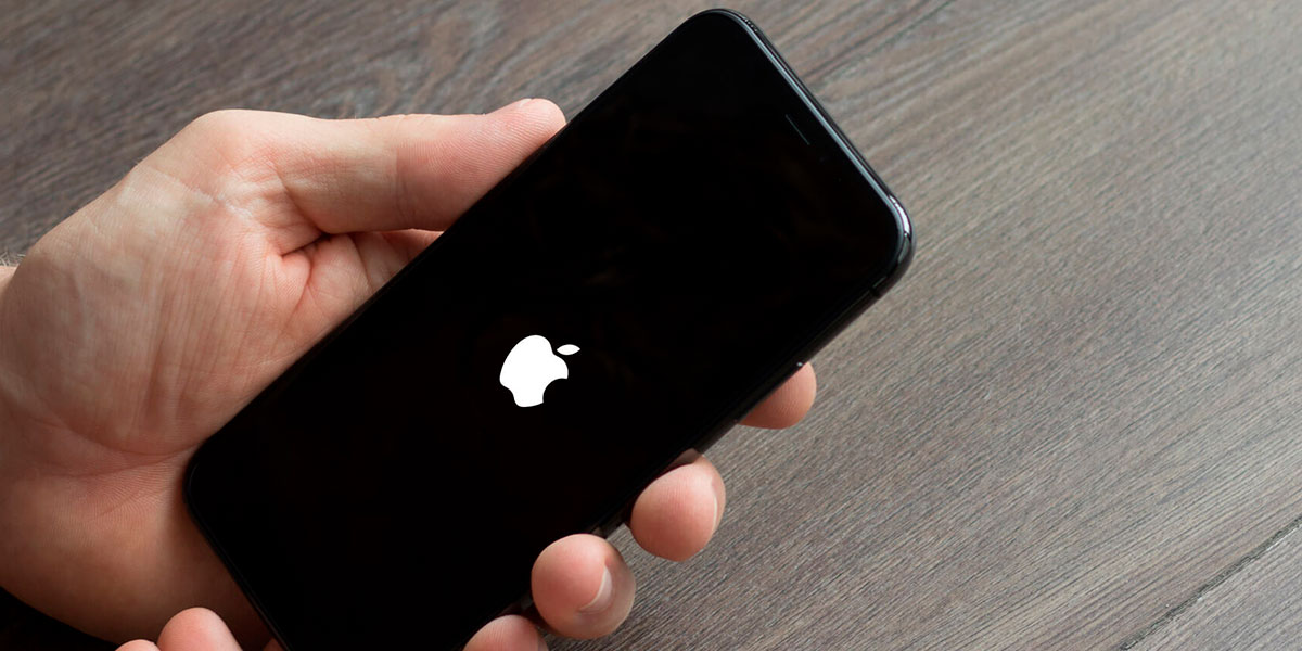 Co zrobić, jeśli iPhone zawiesza się na logo i nie włącza się