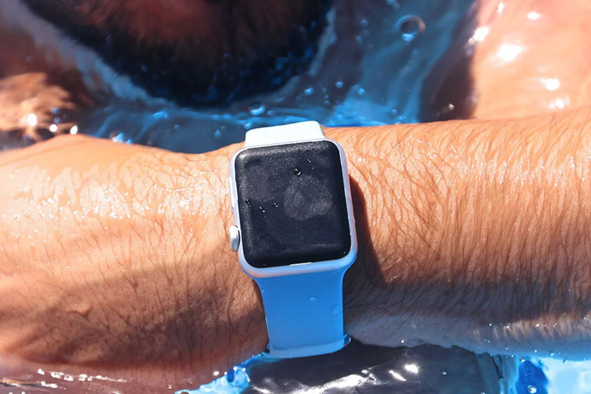 Jak pływać z inteligentnym zegarkiem: wodoodporność Apple Watch od pierwszego do Apple Watch Ultra