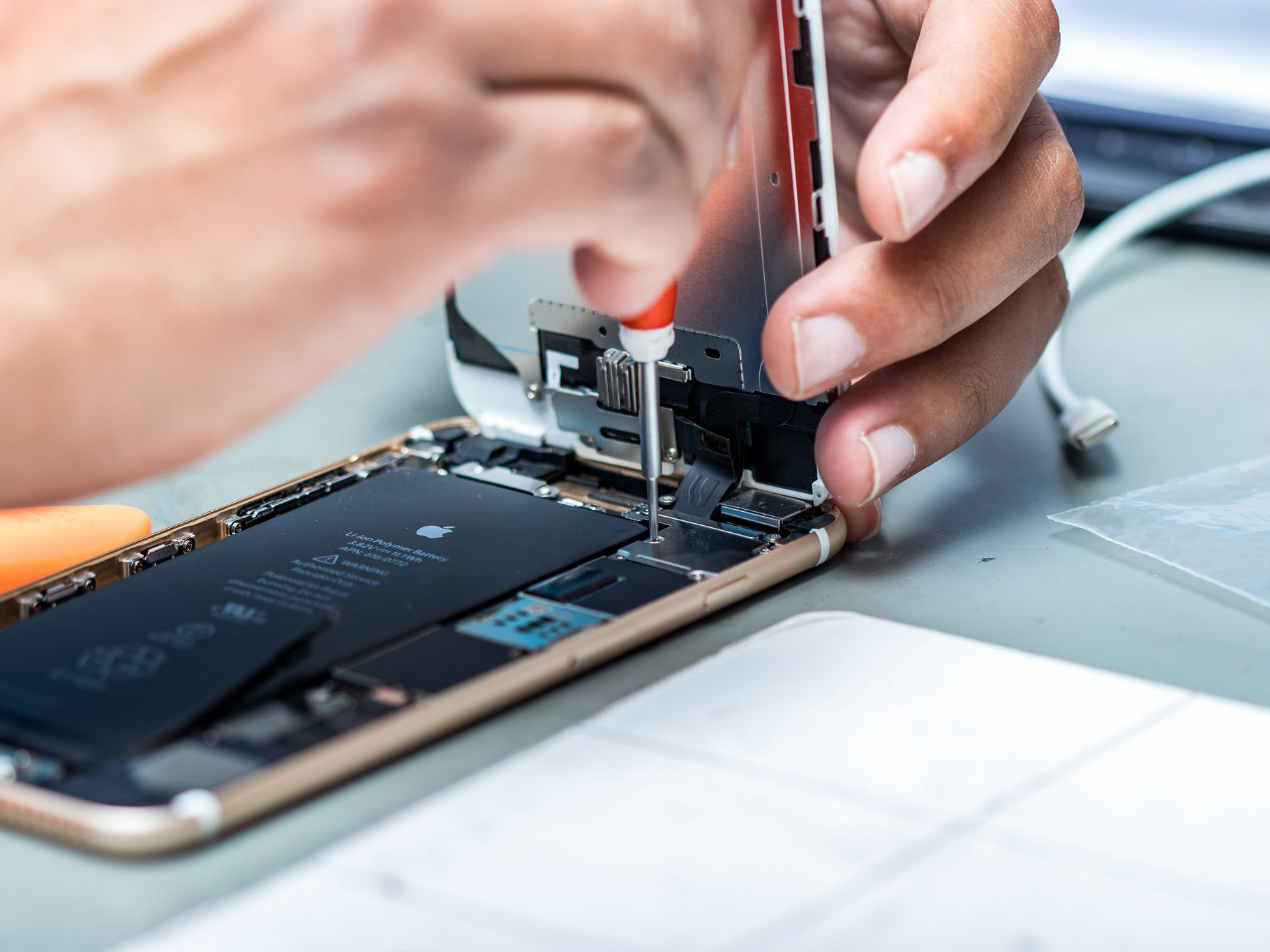 Dlaczego w warsztatach kradną części do iPhone?