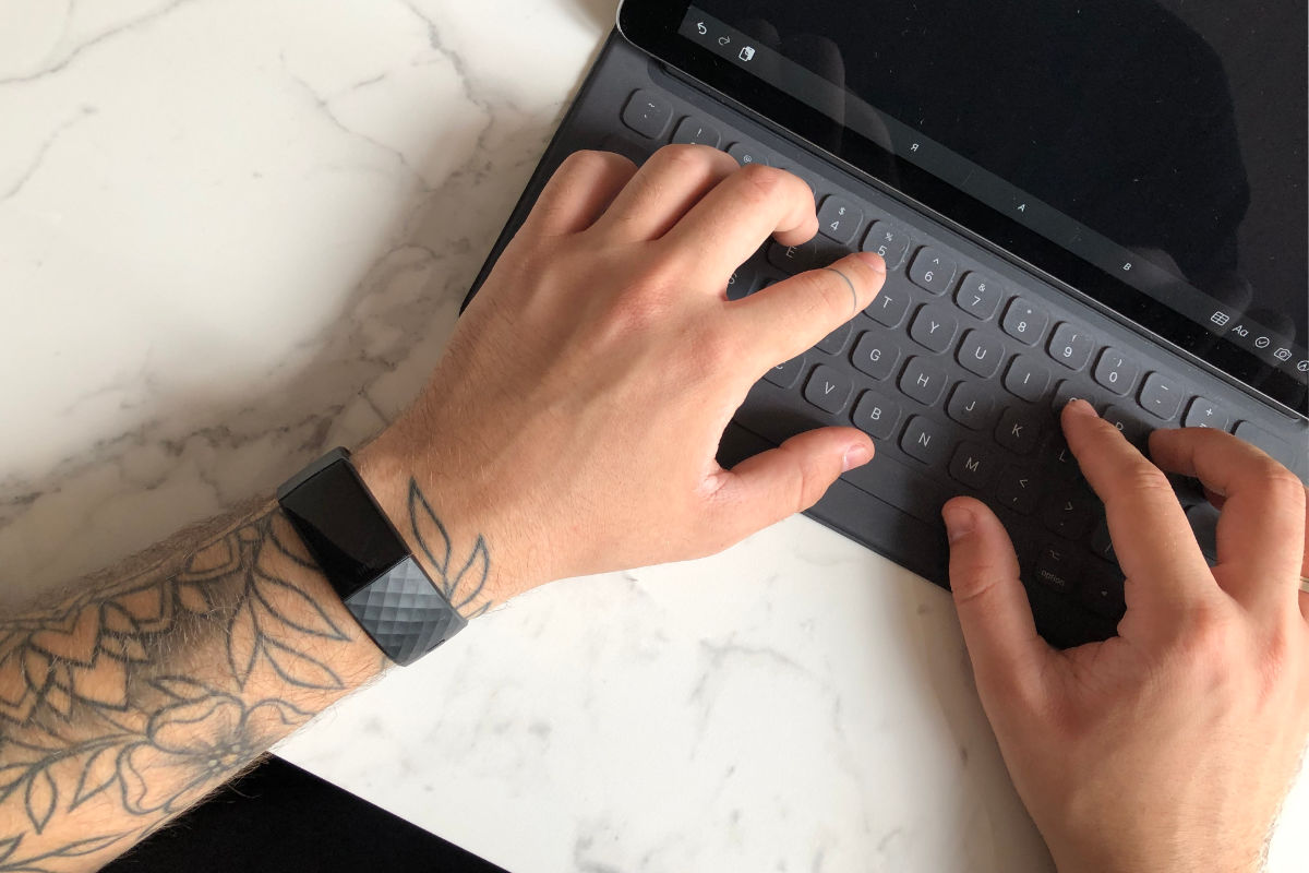Przegląd ładunek fitbit 4: Wymienne paski , Spotify i Sport
