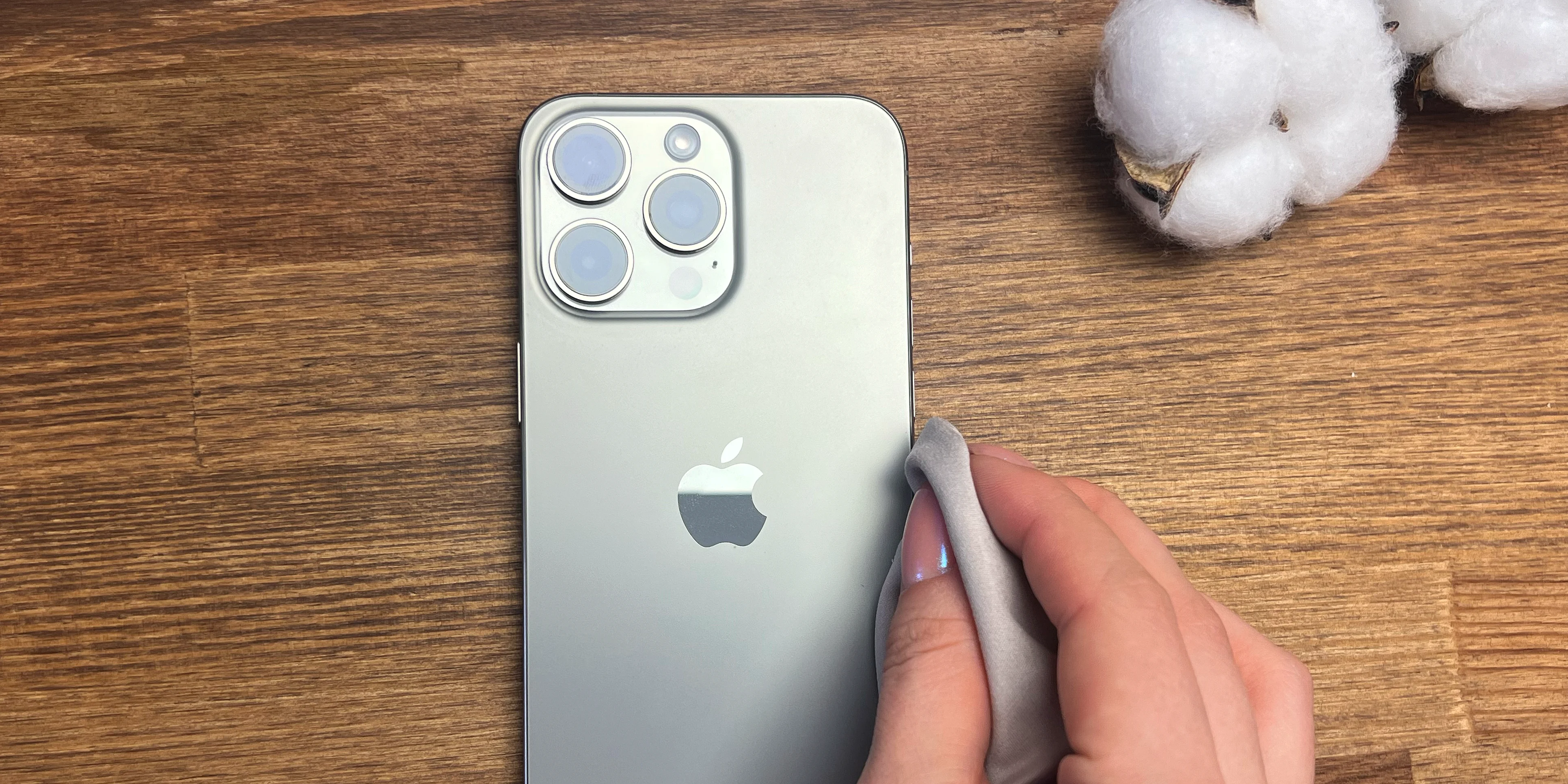 Jak wyczyścić tytanową ramkę w iPhone 15 Pro | iPhone 15 Pro Max