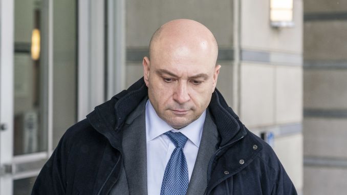 Dyrektorzy jabłko oskarżone o handel insider