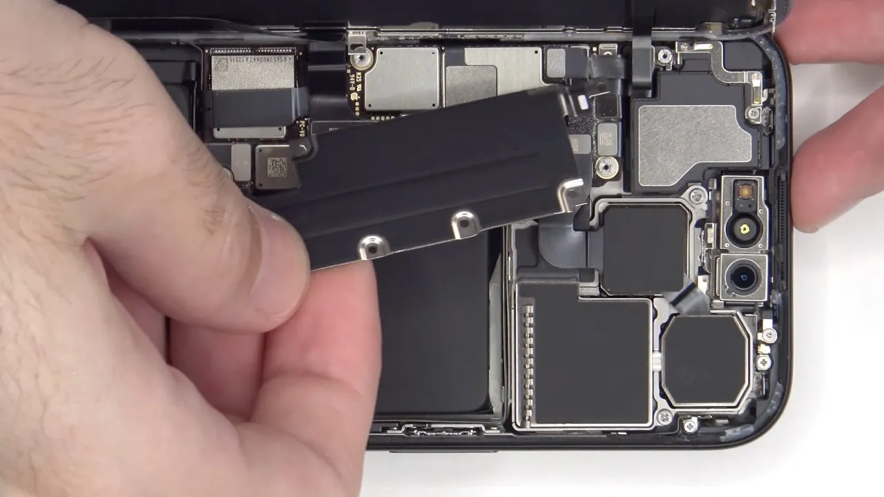 Demontaż iPhone'a 15 Pro wskazuje na lepszą możliwość naprawy