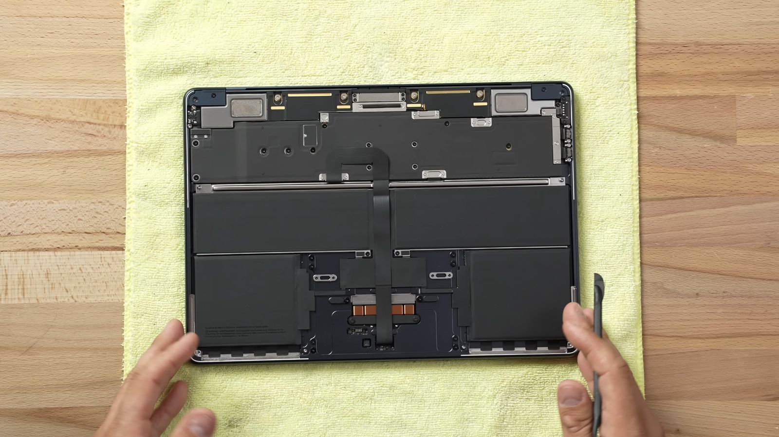 Blogerzy rozebrali MacBooka Air M2