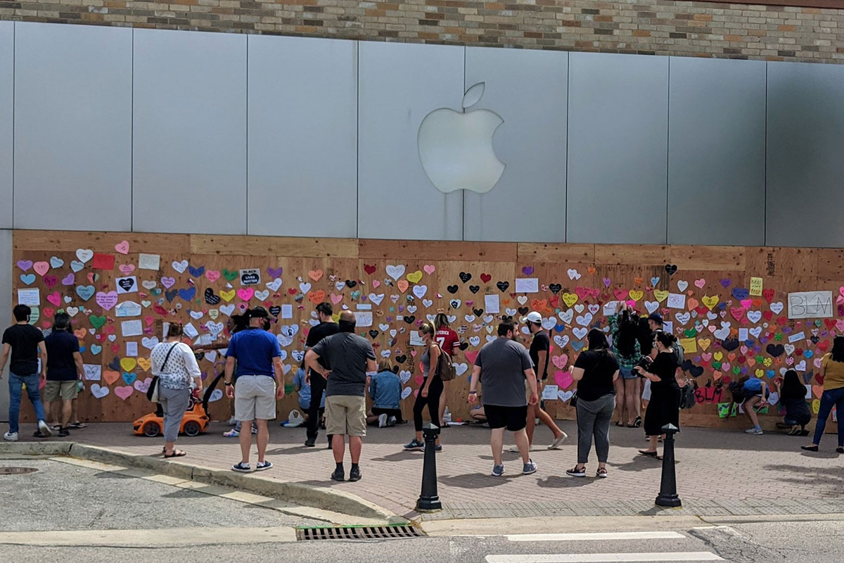 Aktywiści zdobią ogrodzenia ochronne Apple Store w USA
