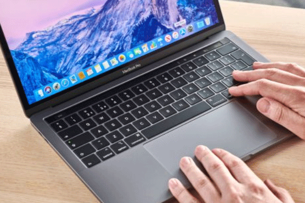 Amerykański dokonał nieoczekiwanej spowiedzi podziału MacBook Pro w kabinie samolotu