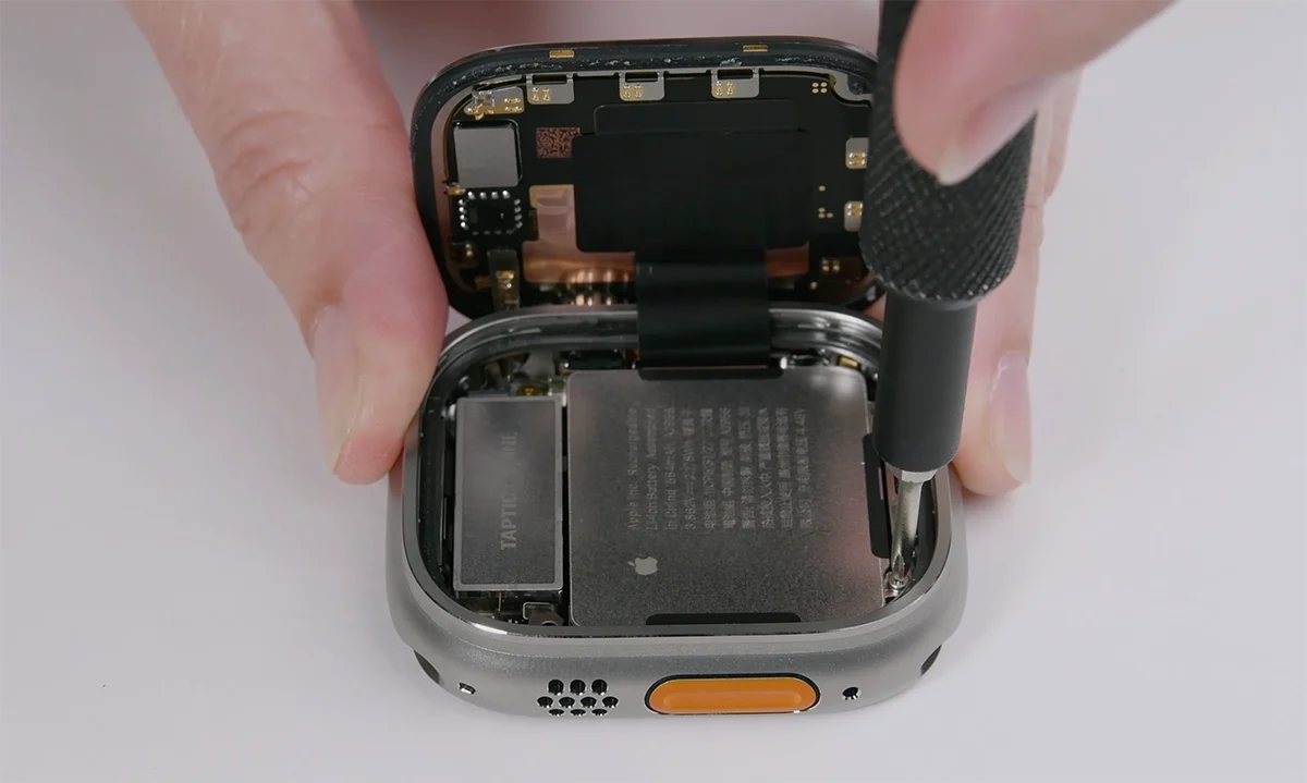 Podczas demontażu Apple Watch Ultra 2 odkryto większą baterię
