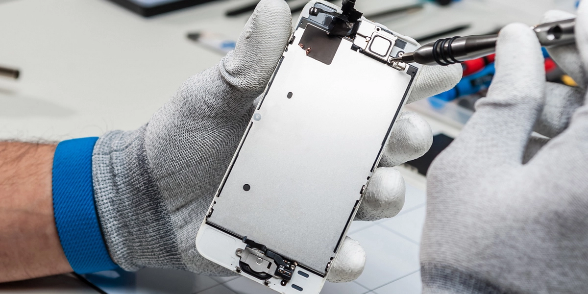 iFixit obniżył ocenę naprawialności iPhone 14