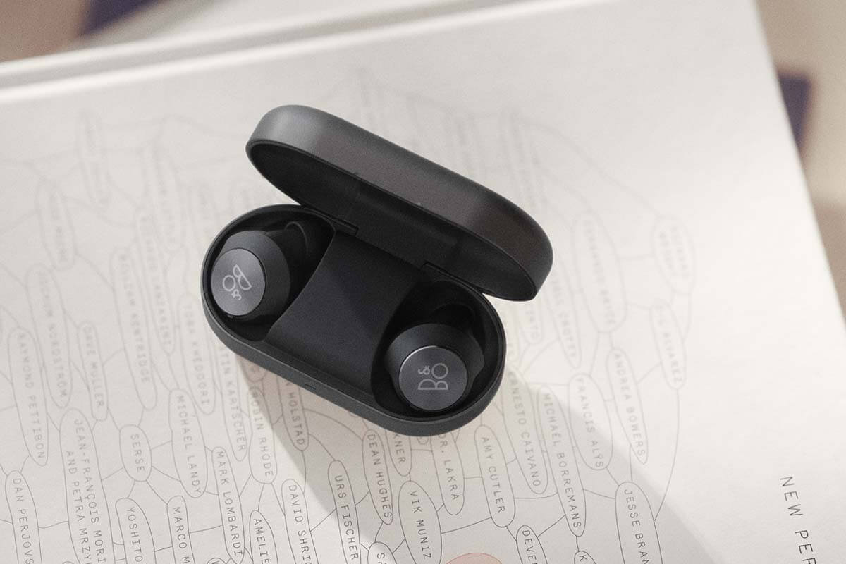 Słuchawki są prezentowane Bang & Olufsen Beoplay Eq