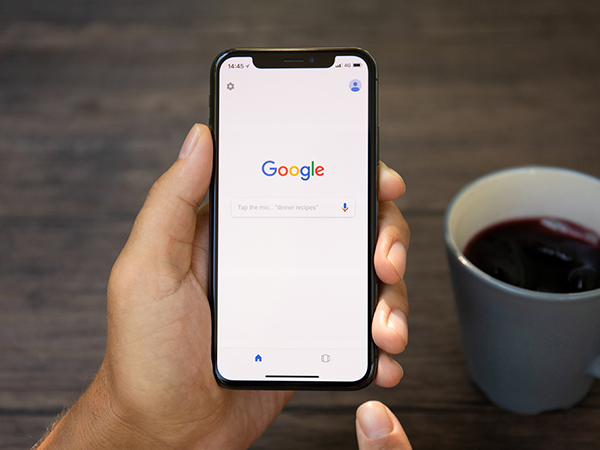 Tłumacz Google na iOS Otrzymano Mroczny tryb