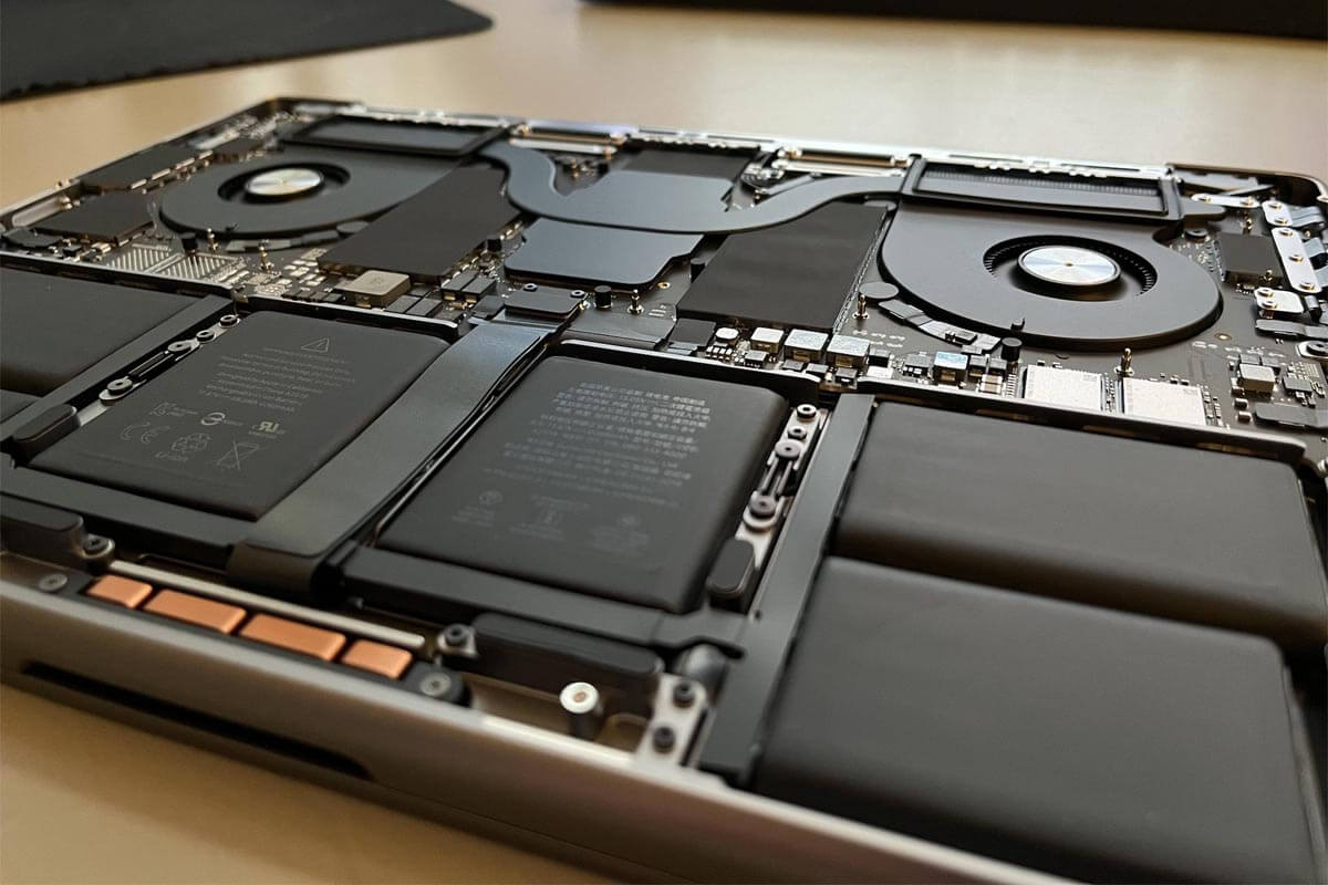 Entuzjańska zdemontowana 14- cal MacBook Pro 2021