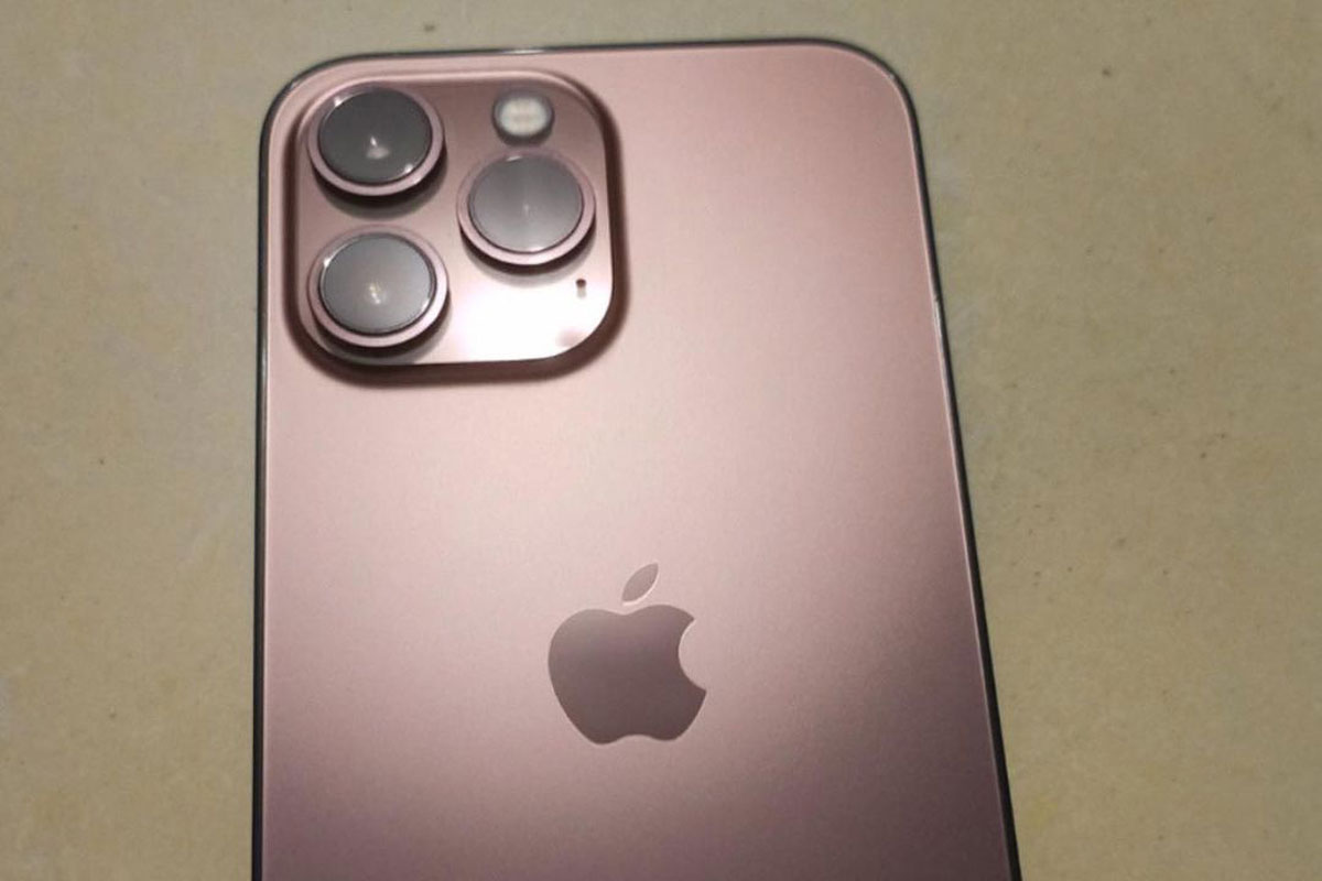 Nowy iPhone 13 Pro Rose Gold Zapalił się na zdjęciu