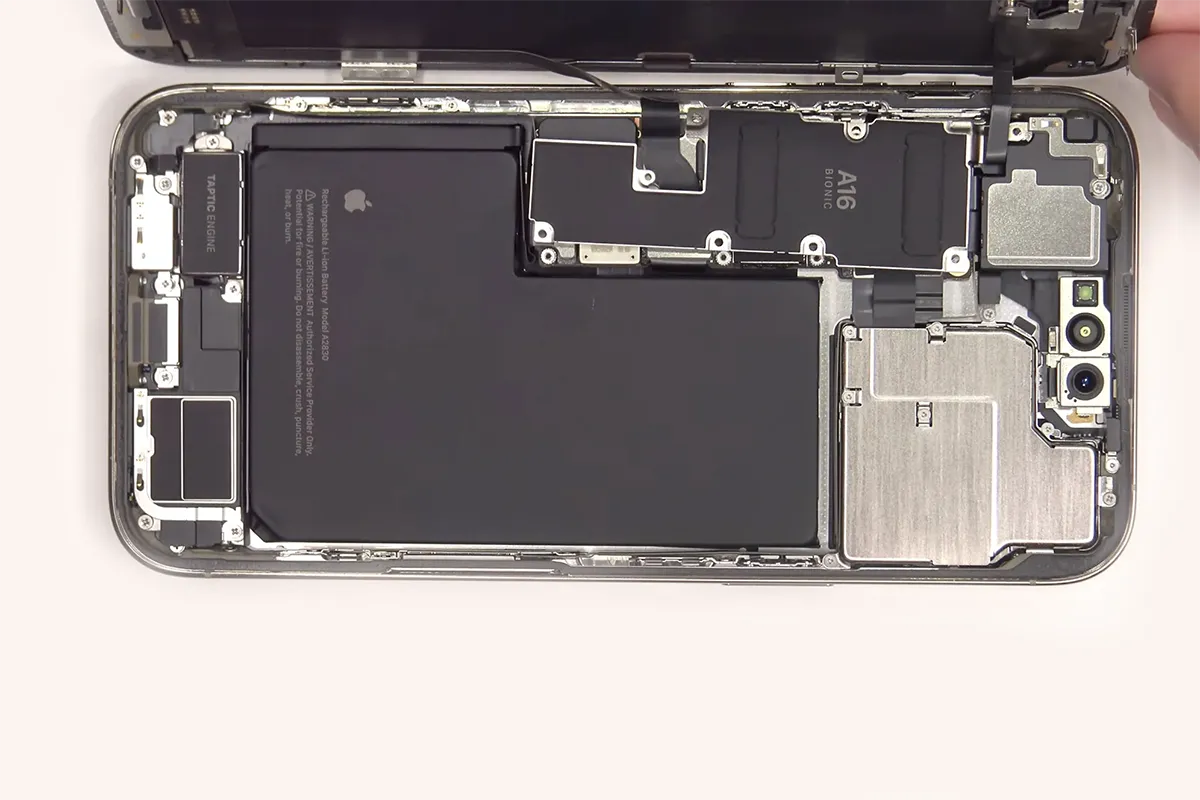 iPhone 14 Pro Max zdemontowany: co nowego w środku?