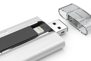 SanDisk Reprezentuje USB- napęd ixpand z zgniłym błyskawicą