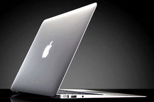 Sieć ma zdjęcie nowego MacBook Pro z panelem Magic Toolbar i Touch ID