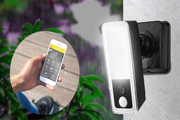Nowa kamera nadzoru wideo Koda LightCam z reflektorami i czujnikami ruchu