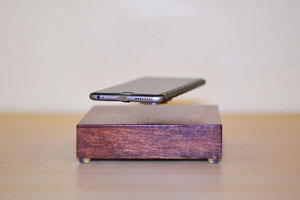Stacja dokująca varchored spraw, aby iPhone Soar w powietrzu