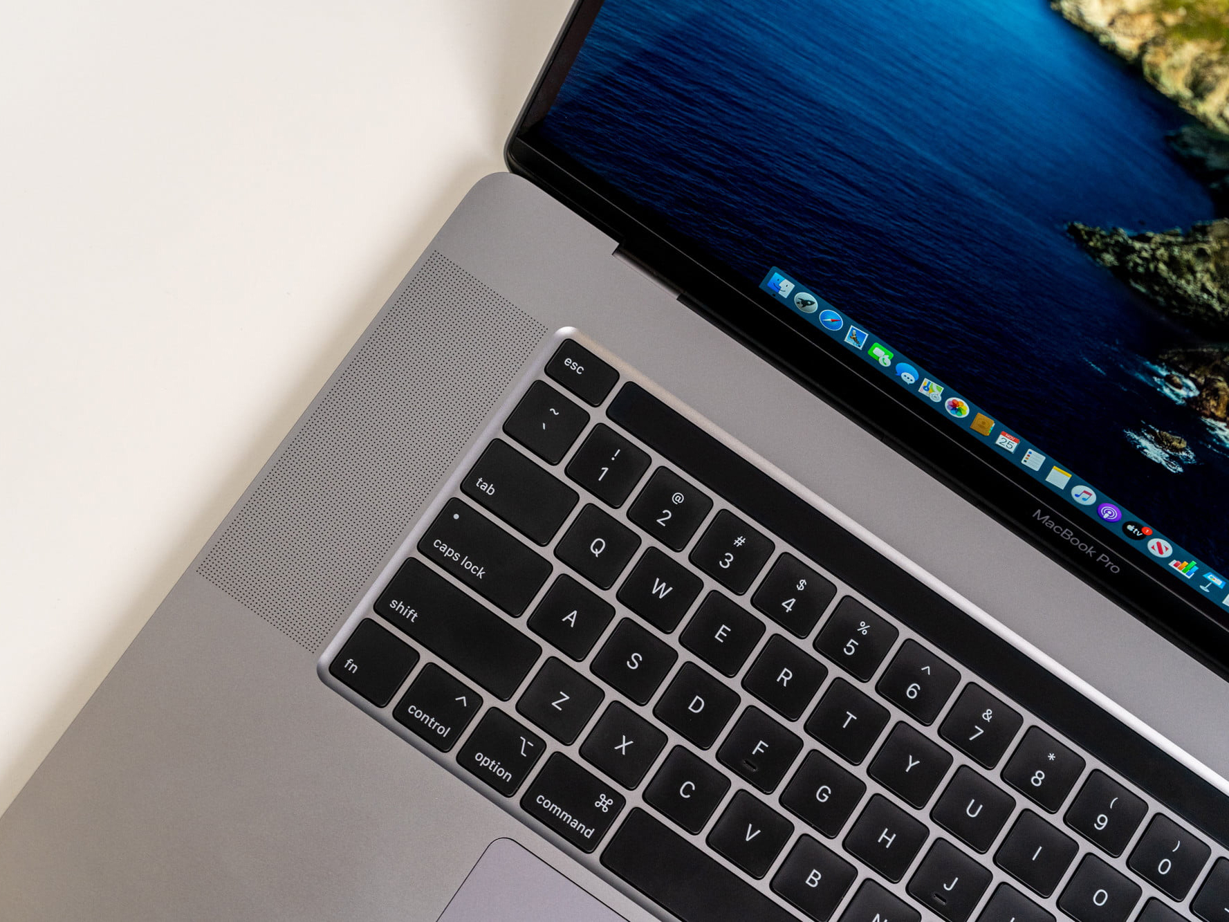 Użytkownicy 16- Cal MacBook Pro Skarżą na głośniki