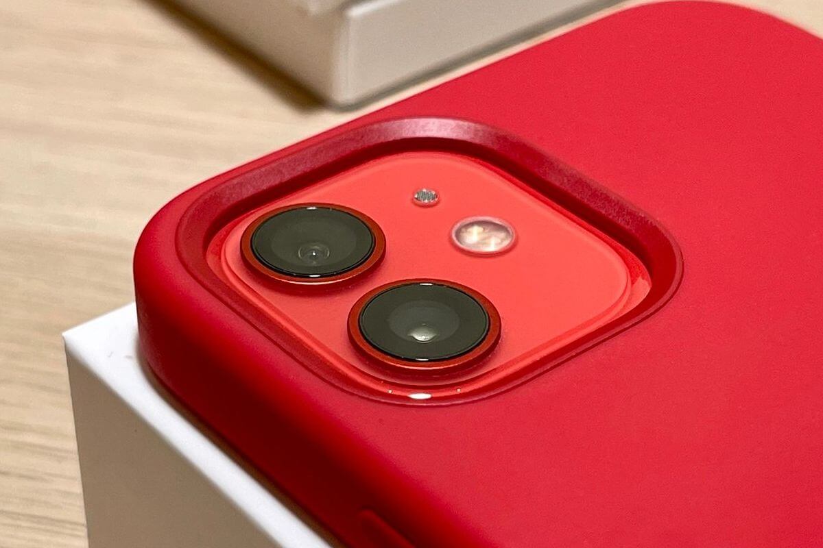 Z czerwonymi obudowach iPhone 12 i iPhone 12 Mini uszczelnia farbę