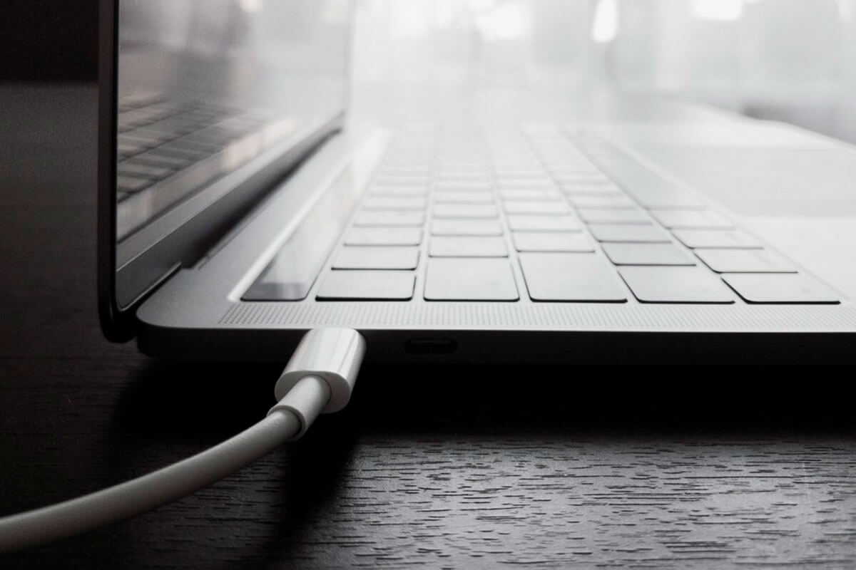 W Apple wyjaśnił, dlaczego podłączony do mocy Mac " Nie ładuje "