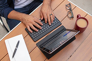 ZAGG FLEX - Uniwersalna klawiatura do smartfonów i tabletów
