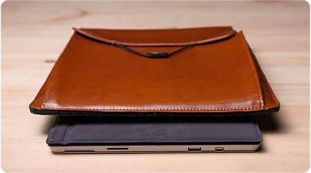 Skórzane etui d-park Postman Coffee dla Apple Macbook 12