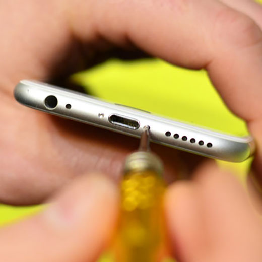 Czyszczenie z kurzu i brudu iPhone 7