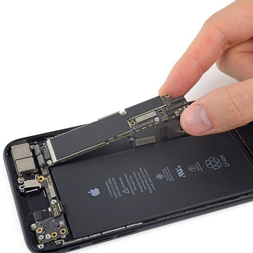 Naprawa płyty głównej iPhone 7